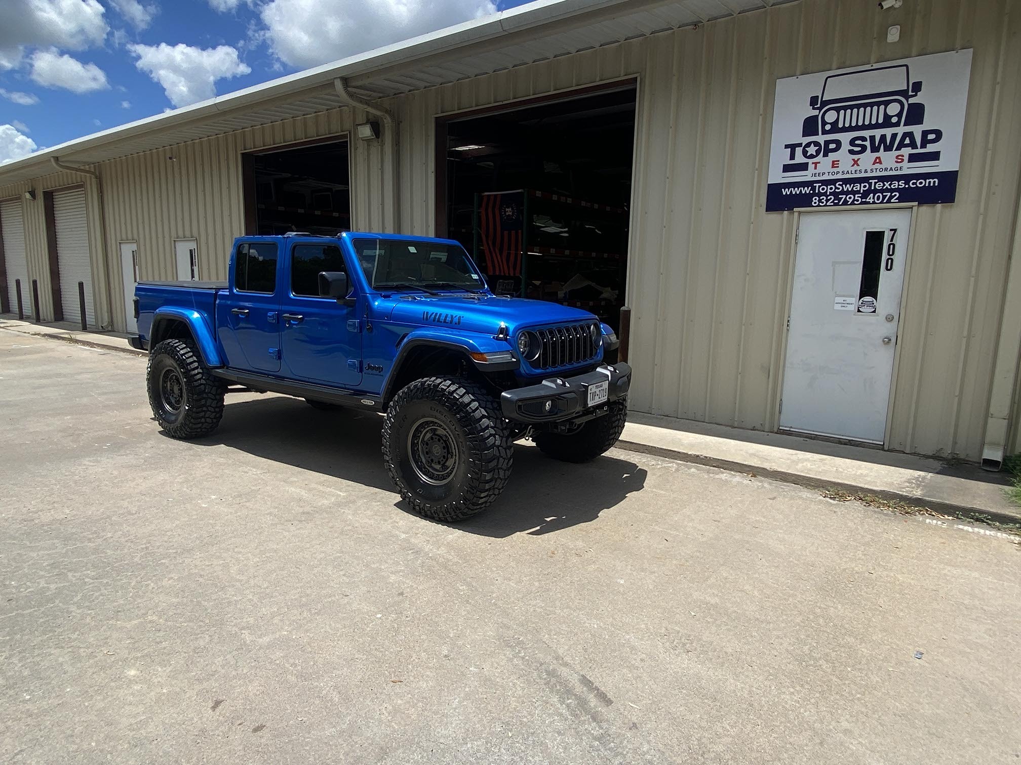 Rotating hardtop and soft top inventory